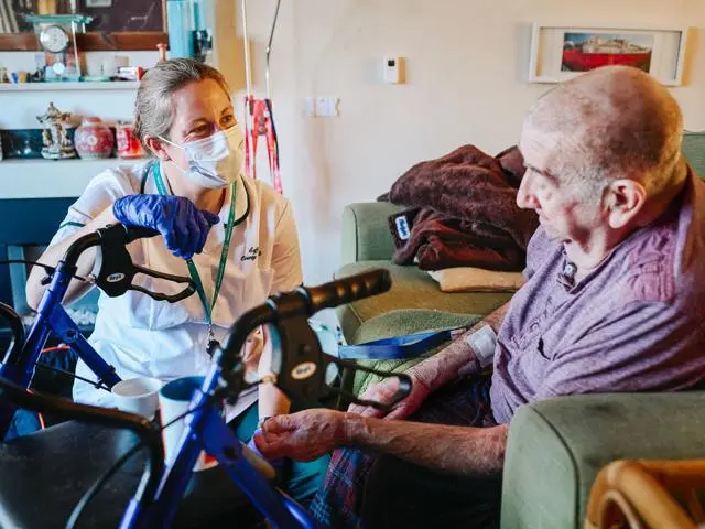 Man chatting with careworker