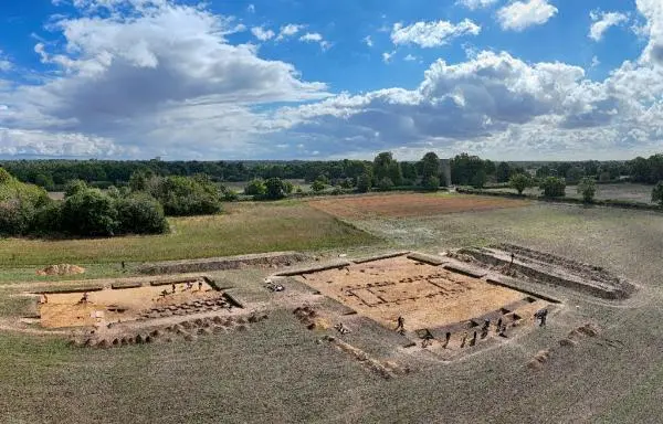 Drone photograph of the excavations at Rendlesham, showing the excavated hall and boundary ditch (right hand trench) and associated rubbish dump (left hand trench)