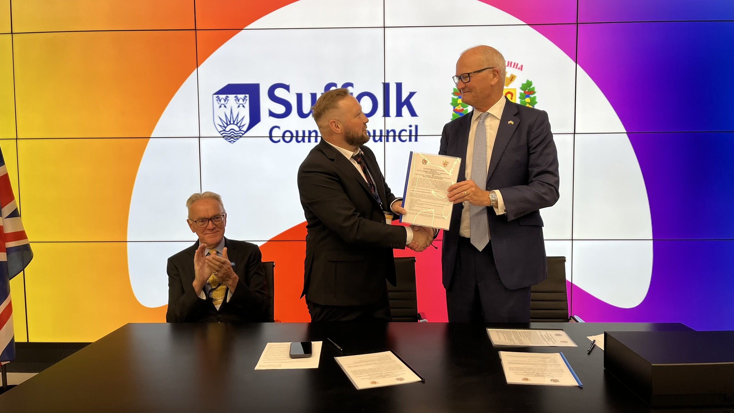 Volodymyr Kohut and Cllr Hicks shaking hands following the signing